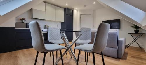 Star London Station Road 2-Bed Loft Flat