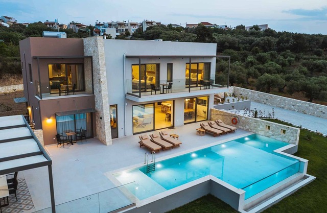 Star Luxury Villa Heated* pool, gym & playground