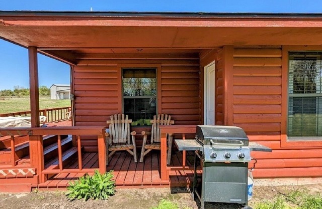 Star Valley cozy log cabin close to the Chickasaw National and Turner Falls Park