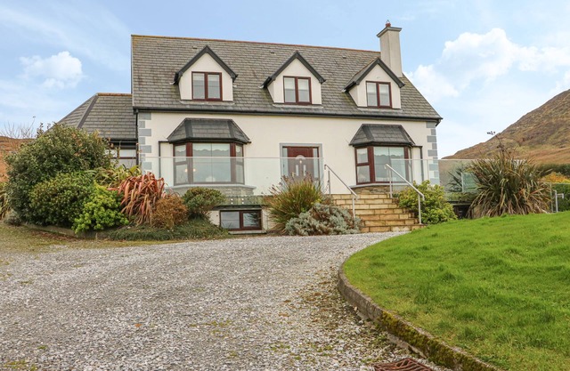 STARBAY HOUSE, pet friendly, with open fire in Eyeries, County Cork
