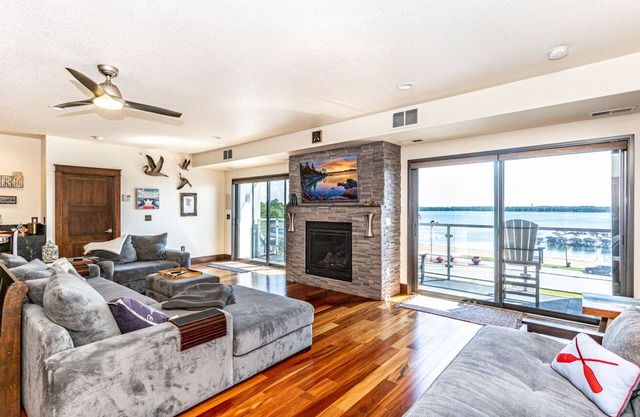 Starboard Point: Stunning Luxury Condo in the heart of DL!