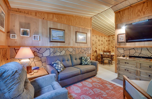 Stargaze, Hike & Kayak: Cabin Near Copper Breaks!