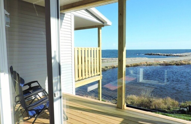 Disfrute de la vista del océano Atlántico desde un balcón privado, a pasos de Acadia