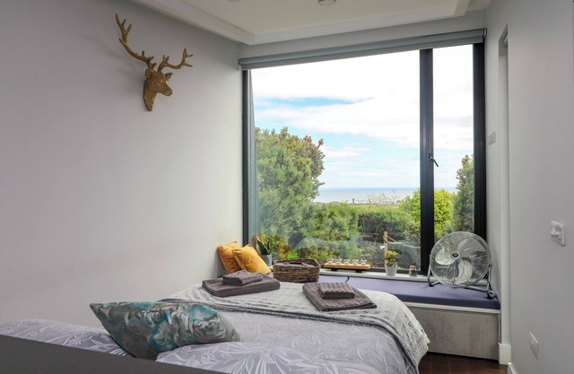 STARGAZER, romantic, with hot tub in Ballymoney, County Wexford