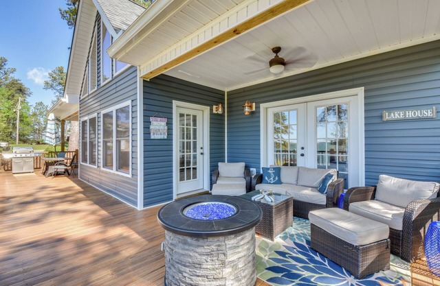 Starr Rental on Lake Hartwell: Deck & Water View!