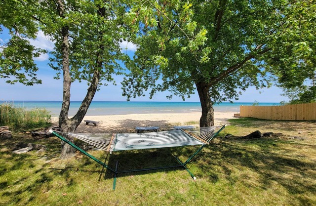 Starry Nights - Cozy Cottage on beautiful Lake Huron in Oscoda, MI