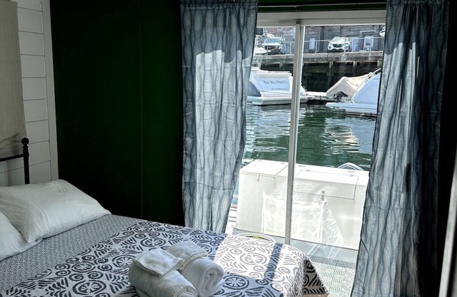 Stars Hollow: Ocean Retreat