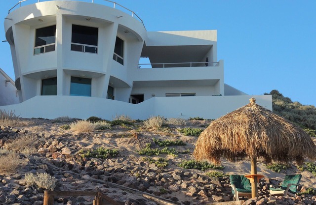 Starship Beach House con vistas panorámicas frente al mar en una playa sin fin