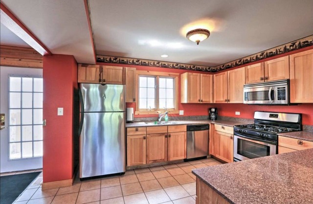 Starved Rock Cabin, Sleeps 14!