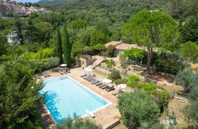 Stately property with 3 tennis & sport courts and a large pool, village 5' walk
