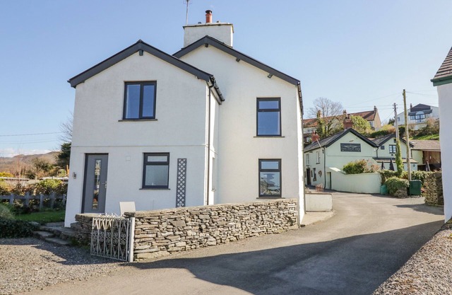 STATION VIEW, family friendly, with open fire in Kirkby-In-Furness