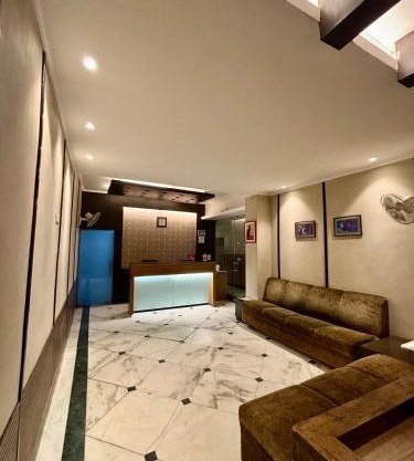 Status Business Hotel - Naveen Market