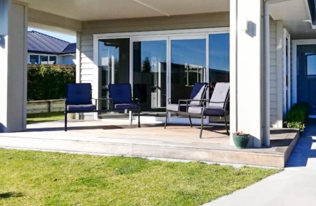 Spacious, modern, close to DeBretts Spa Resort!