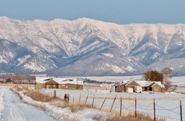 Stay and play in the Heart of Gallatin Valley-easy access to Bozeman & Airport.