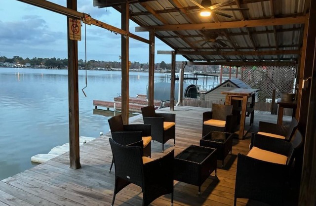 ¡Quédese en una casa móvil moderna en el lago!