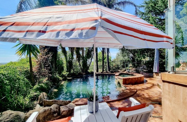 Stay at Beauty Point Wagga 4BDR 2BA w Pool and Views