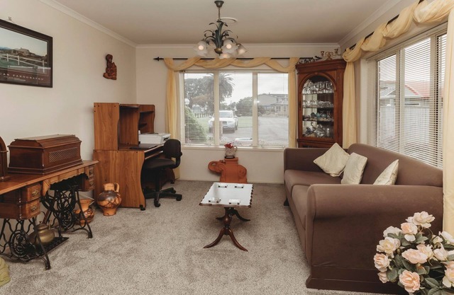 STAY AT SADDLE ROW - A five minute drive and a fifteen minute walk to the CBD.