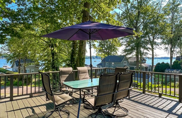 Stay at Canopy Cabin, a Lakeview Retreat