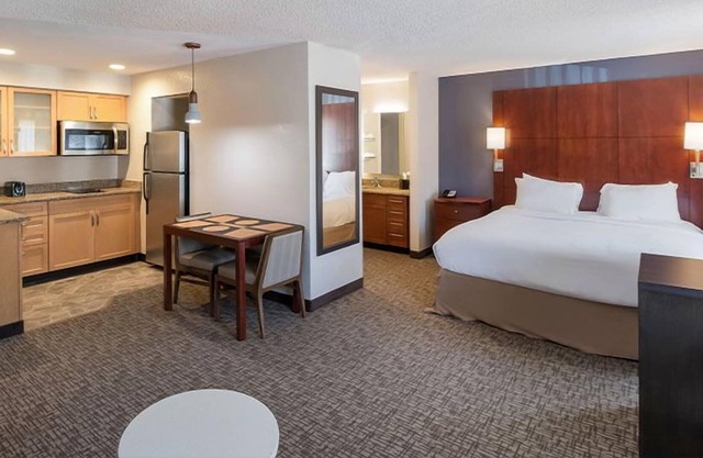 Stay Close to Newport Beach! w/ Pool, Fully Kitchens & Paws Welcome too!