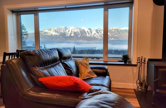 Stay Golden - sleeps 20. Bugaboo