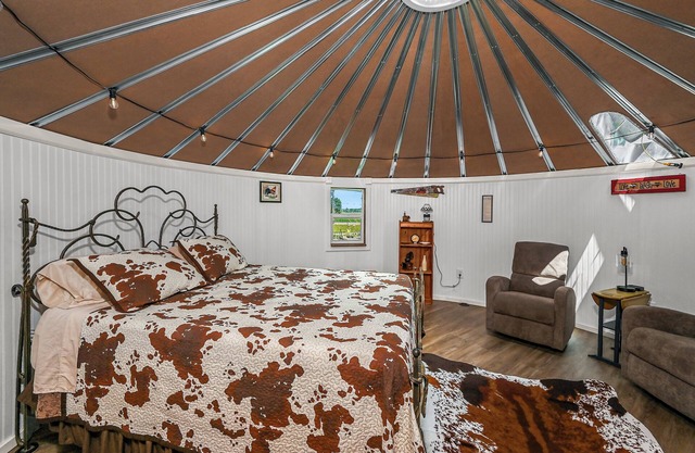 Stay in a Real Silo Cozy Loft + Electric Fireplace + Full Bath Near Boise