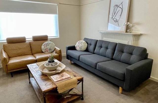 Stay in charming apartment in Grandview Building, Turvey Park. Free Wifi.