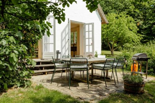 Stay In Fishers House In Forest By Lake