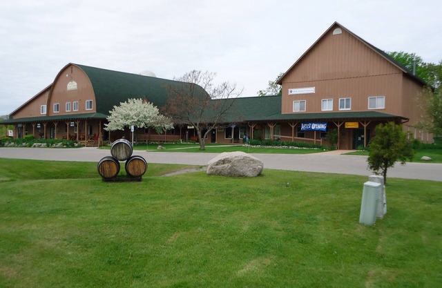 Estancia en el corazón de la región de degustación de vino del condado de Leelanau. Vistas a Traverse Bay