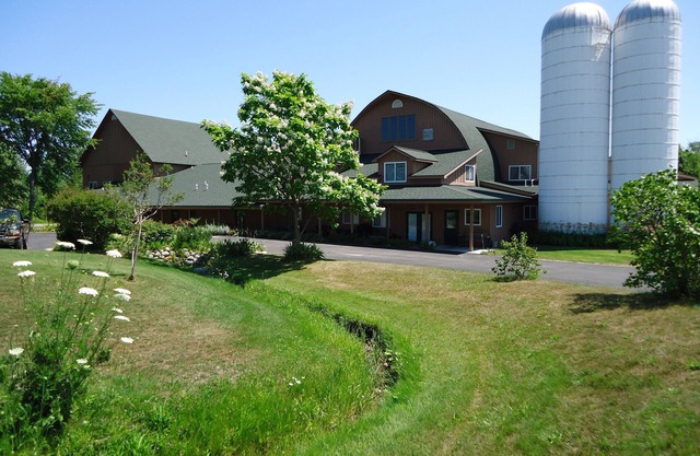 Hospédese en el corazón de la región de degustación de vinos del condado de Leelanau. Vistas a Traverse Bay