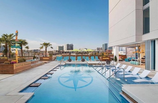Stay in the Heart of Nashville! Rooftop Bar & Pool/ 2 Spacious Units