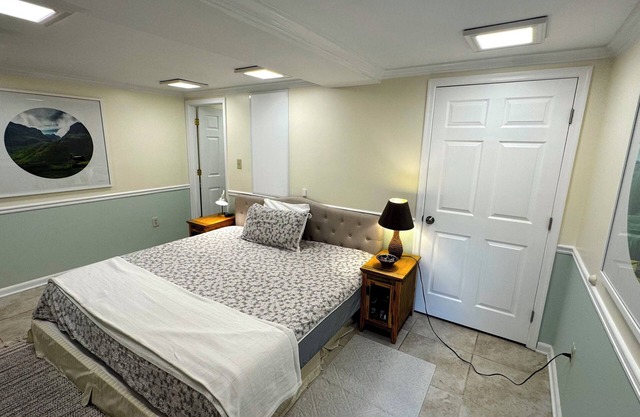 Stay in the heart of historic CapHi in this beautiful preserved 1br/1b retreat