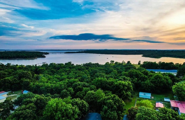 Stay Lakeshore - Serene landscape near water