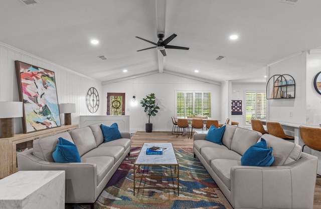 Stay Local Fantastic 4 Bedroom Near the Rez Sleeps 16