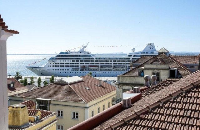 Stay local in Alfama! Deolinda central Home, amazing view
