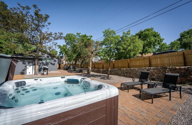 Stay Near Old Town by Rebl|Spa|Fire Pit|Cornhole