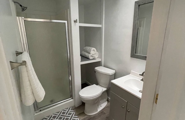 Stay on Main, lovely 1 bedroom renovated unit