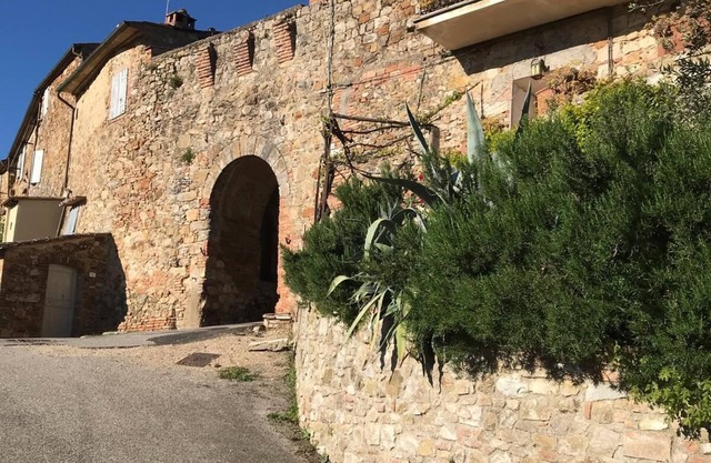 Stay on the walls of Murlo Castle, apartment with breathtaking views