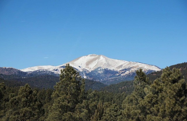 Stay on top of Camelot Mountain in this delightful 2BDR condo. Sleeps six!