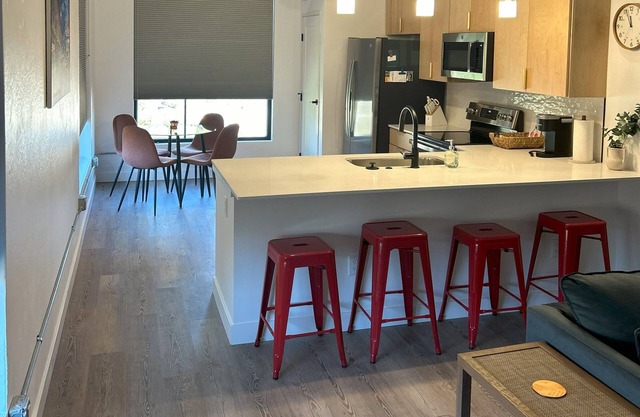 Stay, play, relax- 1 bedroom NEW condo- rooftop hot tubs!