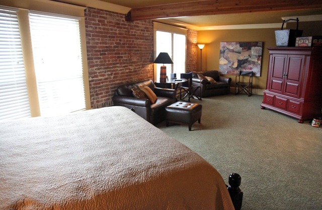 Stay & Play Winery Loft # 3 en el centro histórico de Carlton