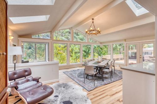Stay Portland - Sandy Riverfront Mt Hood Cabin! 9 Queen Beds!