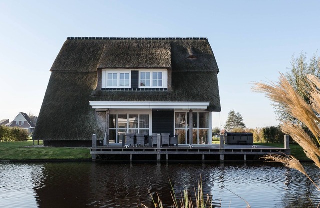 Villa junto al Agua con Sauna en Países Bajos