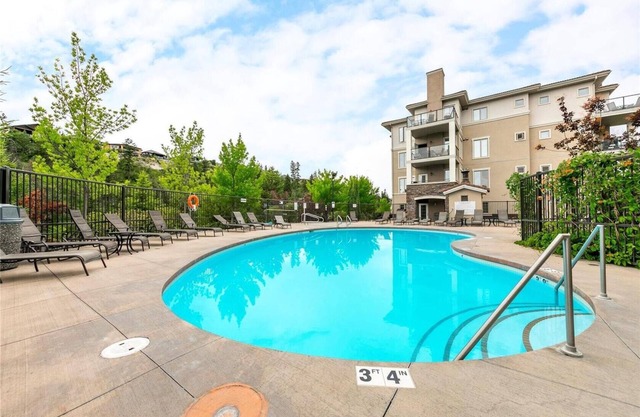 Stay Worry Free! Come Golf, Wine Tour & Ski! 4 Beds 2 Bath Condo w/Gym and Pool!