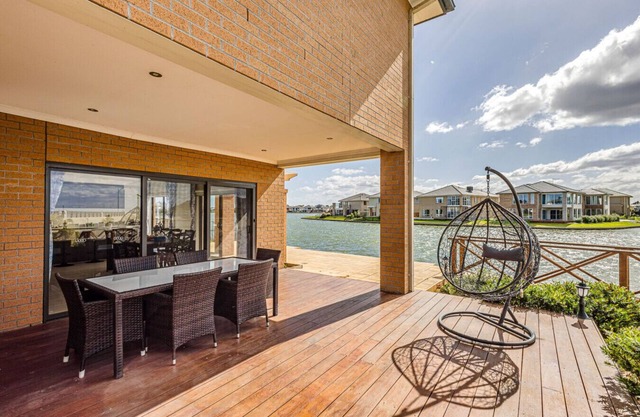 StayAU 5BR Contemporary Getaway Point Cook
