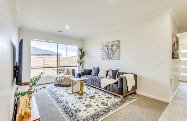 StayAU Charming 4BR Retreat in Wyndham Vale