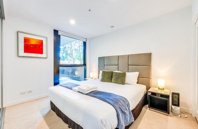 StayAU Convenient Apartment with Patio in Box Hill