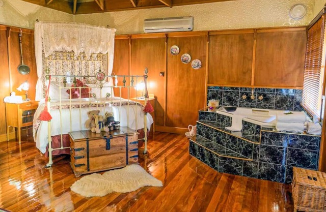 StayAU Ironbark Cottage Romantic Retreat Dandenong
