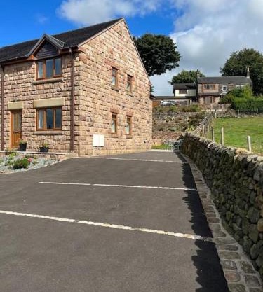 Staycation 3-bedroom home with panoramic views free off road parking
