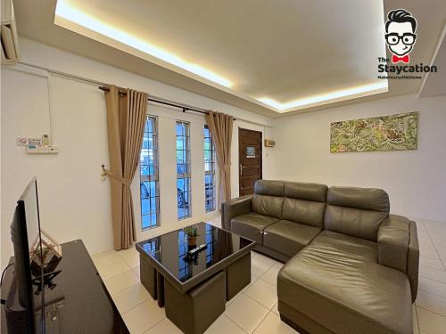 Staycation Homestay 15 Kch City Mall Landed House