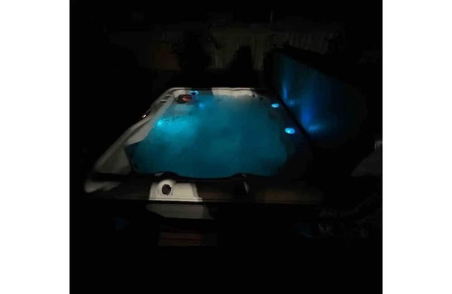 Staycation StoneyCreek- 3Bdrm-Hotub-BBQ-Lakeside-